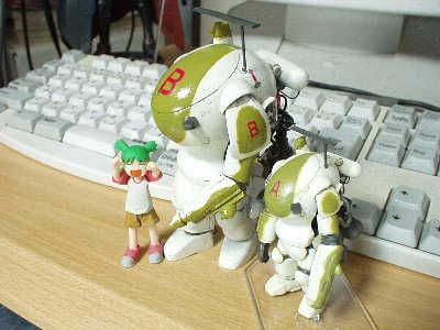 スケールを考えて両者の色味はわずかに変えてあったりだ