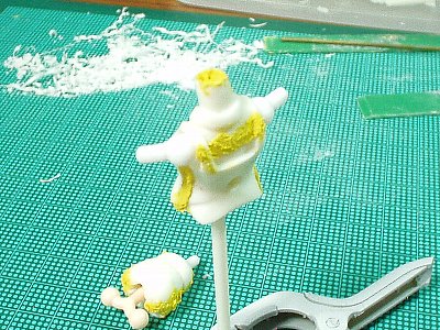 首の穴が曲がっちゃったのでパテで埋めて掘りなおす