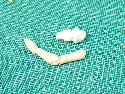 作業中は肘から先は外しておいた方がいいのだ