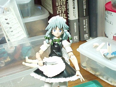 前髪はシャープに削りました
