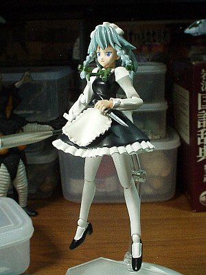 脚は肌色の透けた白ニーソ