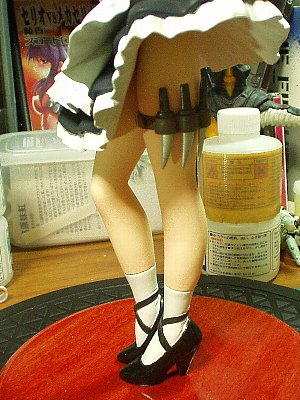 ナイフはクロムシルバーで塗っただけ