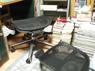 机の周りがひどく散らかってるなあ