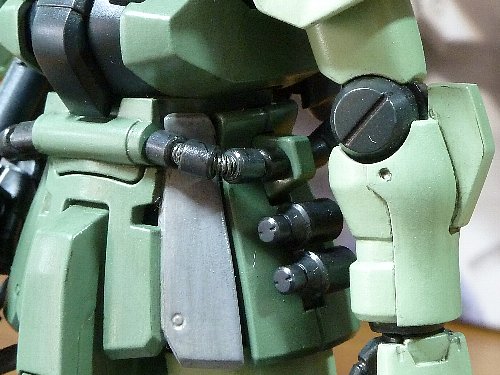前腕装甲の小さな穴はうっとうしいので埋めたった