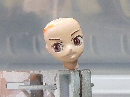 茶に白を黒を混ぜたらなぜか紫色っぽくなった瞳よ