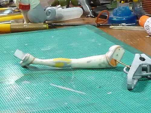 黄色はポリパテ