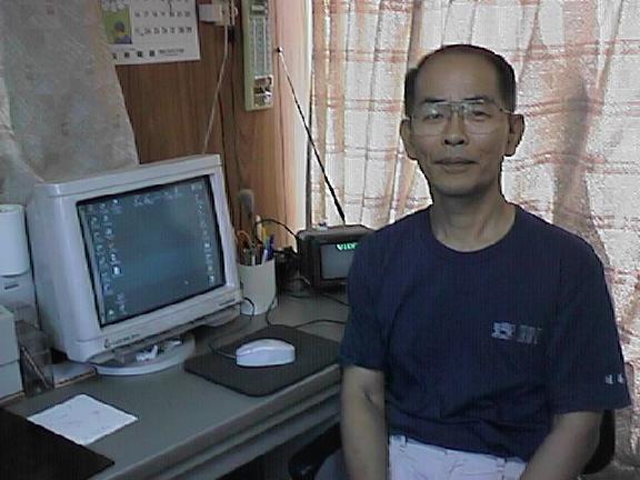 <---コンピュータの前で撮った写真>