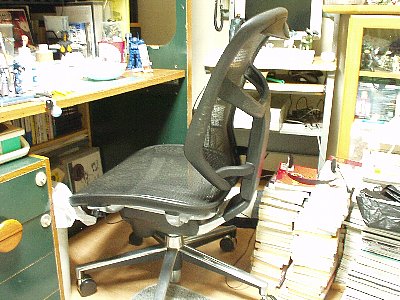 机の上がひどく散らかってるなあ