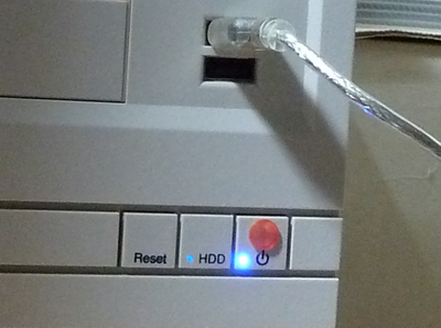 足で探って電源ONするのに便利なのだ